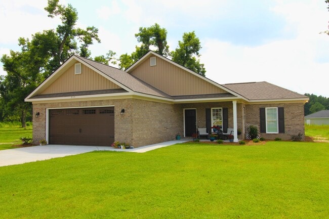 Primary Photo - 215 Silverthorn Dr