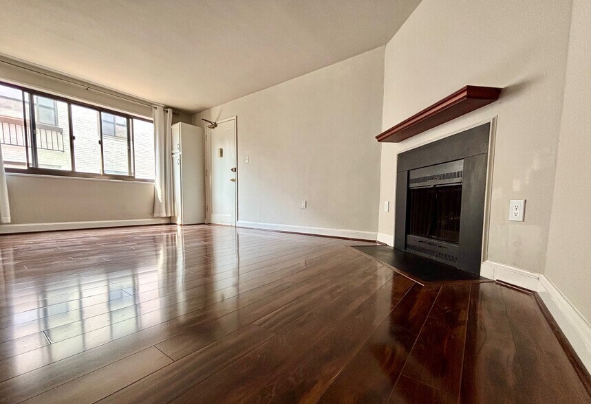Living /Dining - 2602 Tunlaw Rd NW