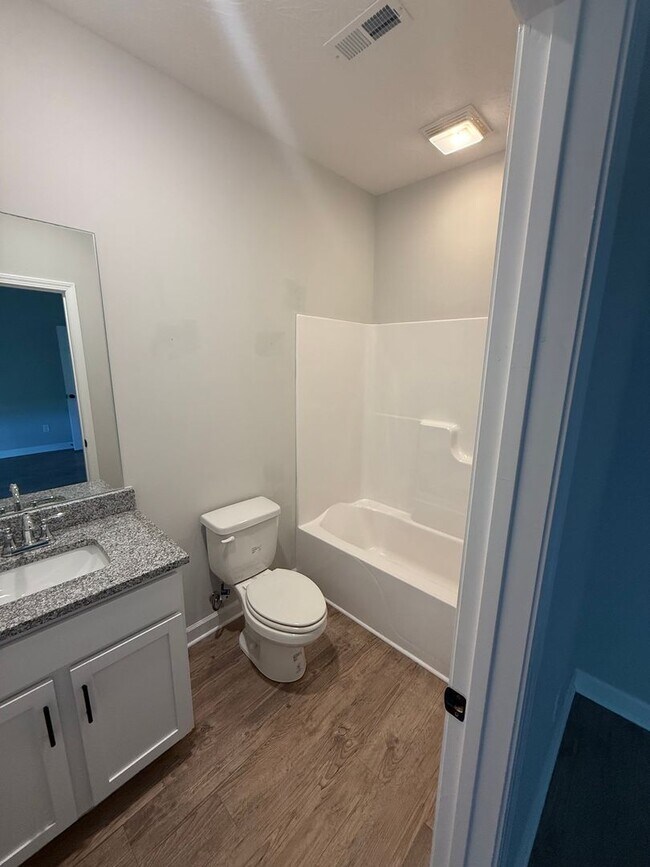 Building Photo - 2 Bed/2.5 Bath Townhome with Garage (Trash Included)