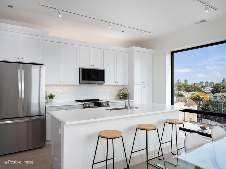 Building Photo - 3202 N Racine Ave