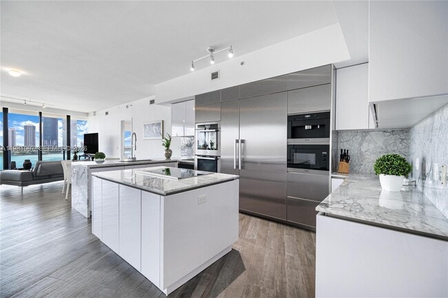 Building Photo - 5500 Island Estates Dr