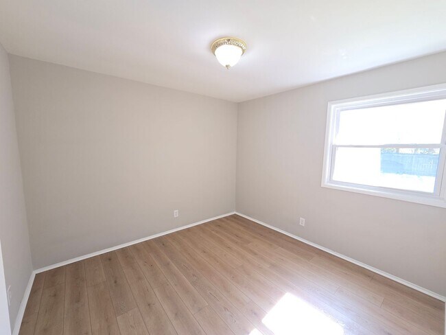 Building Photo - Newly Renovated 3 Bedroom Home – Modern Co...