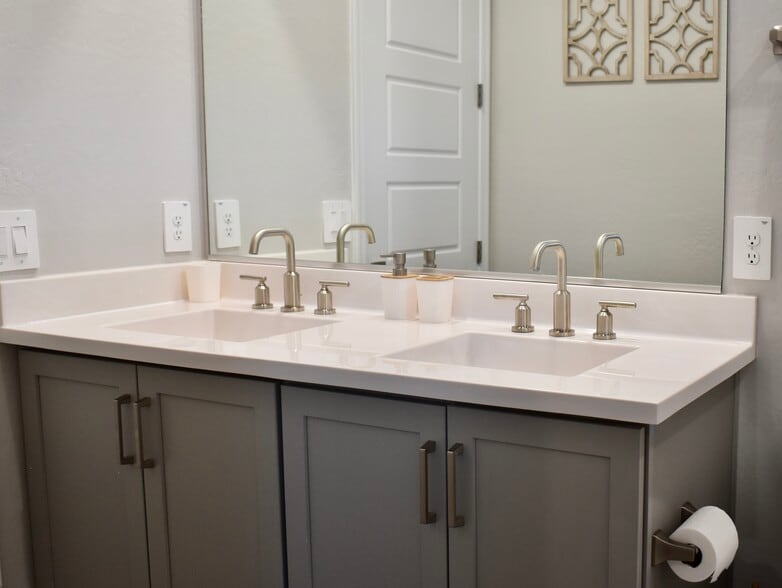 Building Photo - 5128 E Coolbrook Ave