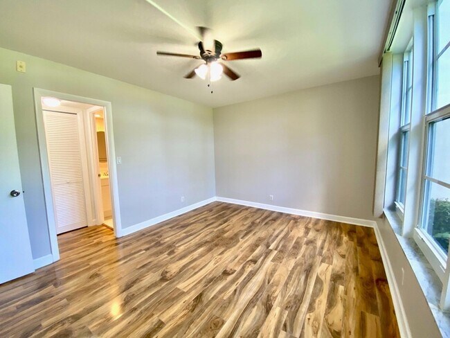 Building Photo - 3051 N Course Dr