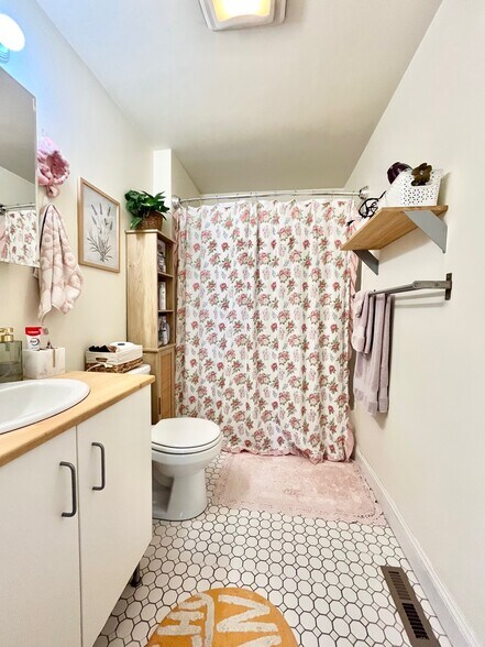 Building Photo - 17 Raymond St