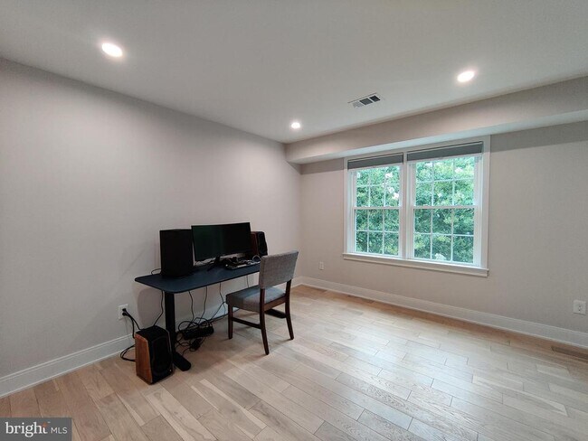 Building Photo - 9051 Laurel Hill Ct