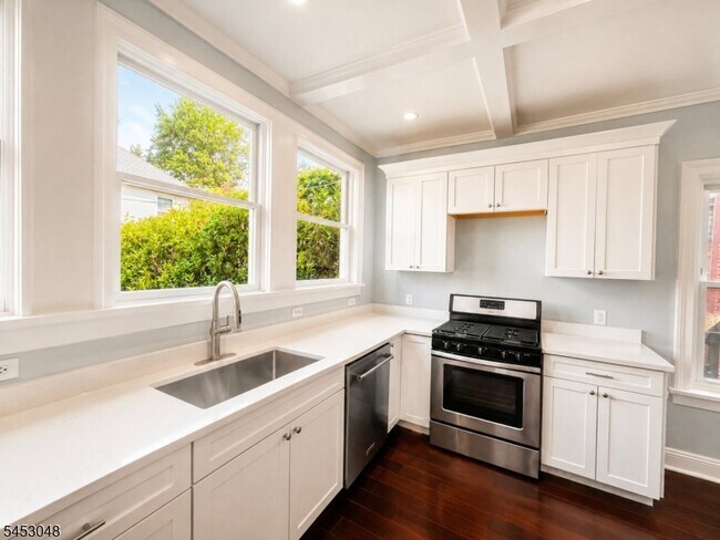 Building Photo - 2 Cloverhill Pl