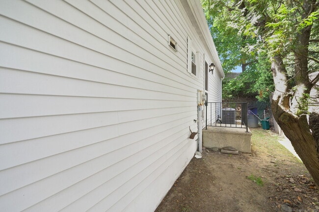 Building Photo - 9 Crescent Park Rd