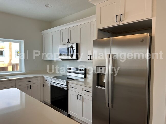 Building Photo - Big Townhome in American Fork