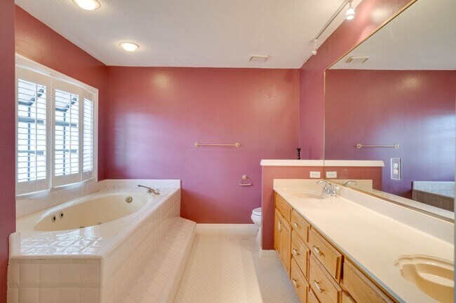 Building Photo - FOR RENT!!! STUNNING AND SPACIOUS SINGLE FAMILY HOME WITH LAKE VIEW...