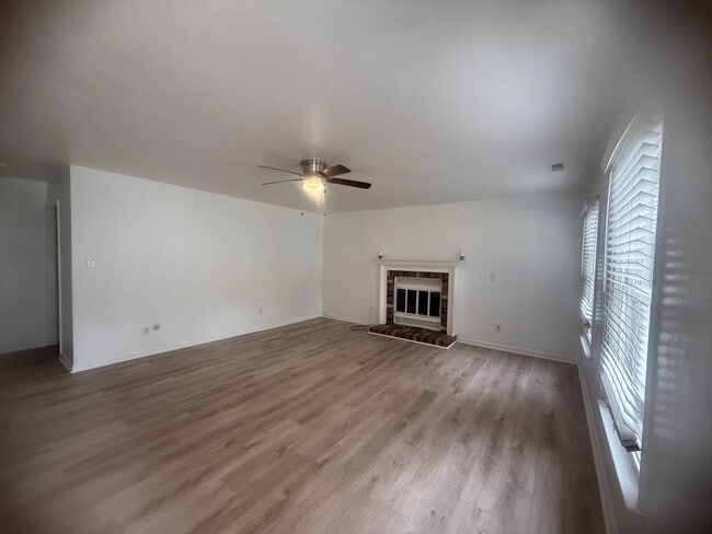 Building Photo - ASHLEY WOODS