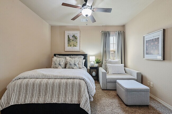 Building Photo - 1416 Cres Ridge Dr