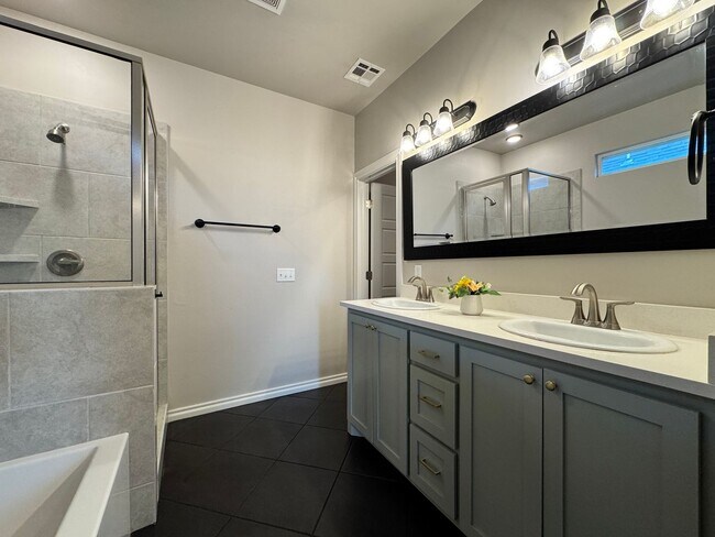 Building Photo - Spacious 3-Bedroom Home with Designer Kitc...
