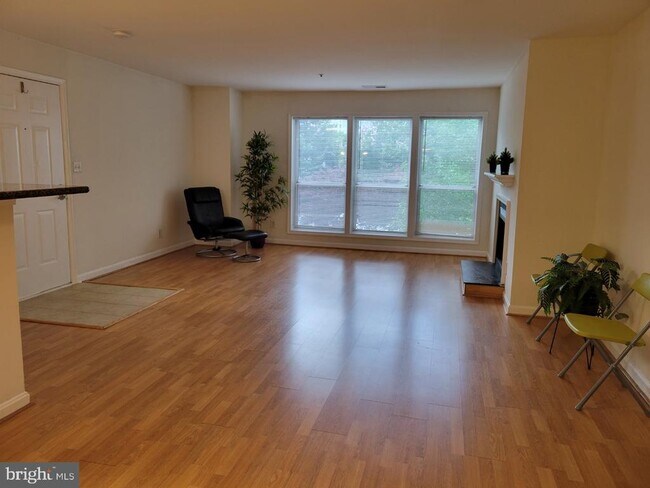 Building Photo - 3178 Summit Square Dr