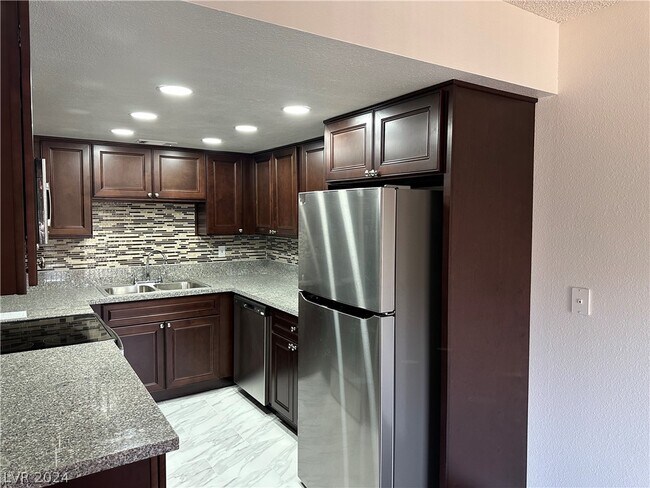 Building Photo - 1121 Willow Tree Dr