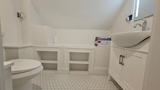 Building Photo - Must see! BRAND NEW RENOVATION! In-Unit La...