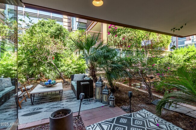 Building Photo - 7117 E Rancho Vista Dr