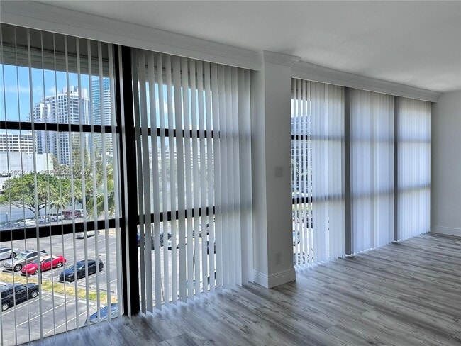 Building Photo - 800 Parkview Dr