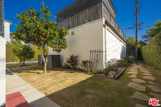 Building Photo - 1032 Masselin Ave