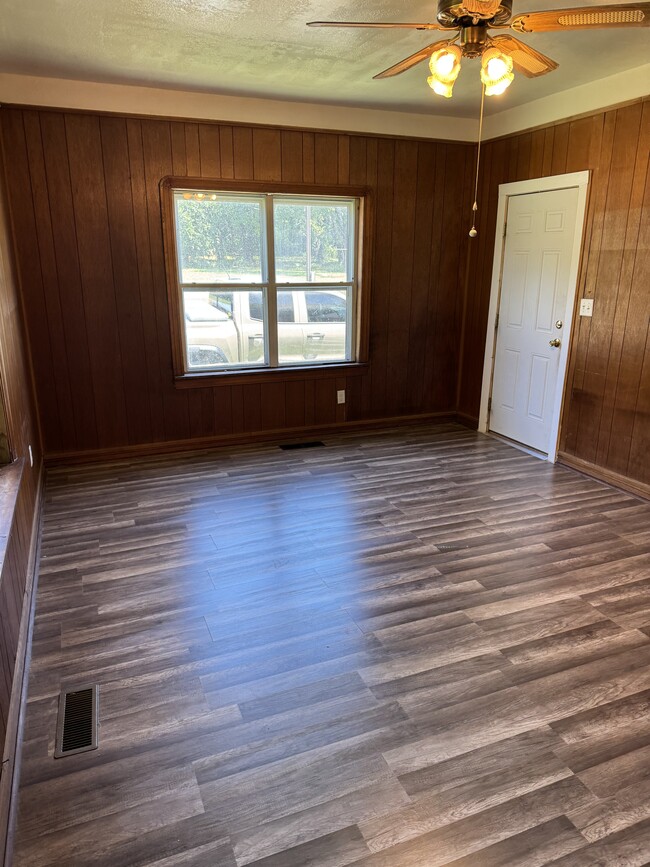 Building Photo - 311 N Green Ave