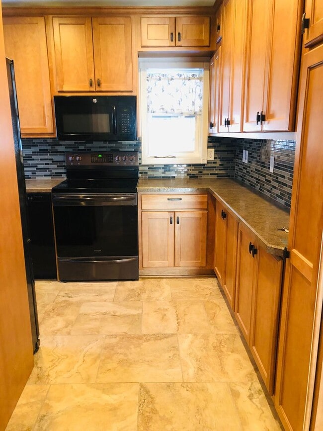 Building Photo - House- NW