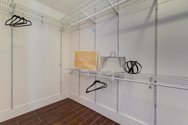 Building Photo - 510 E Belmont Ave