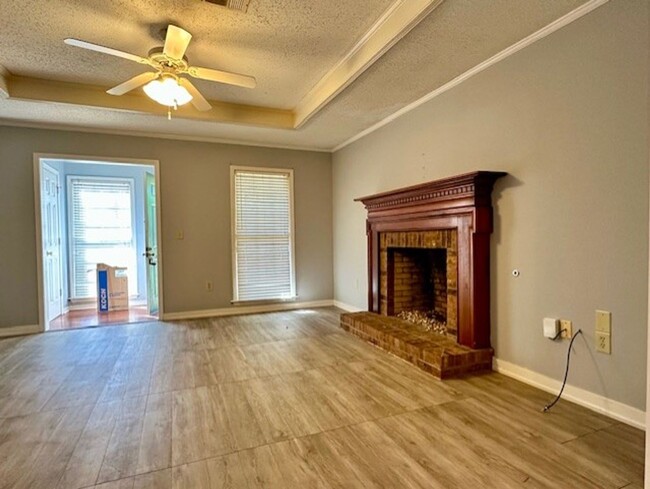 Building Photo - HALF OFF FIRST MONTH!! Very Nice 2 Bedroom...