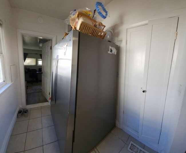 Building Photo - 7 Bedroom 3 bath home close to POLY!!!!