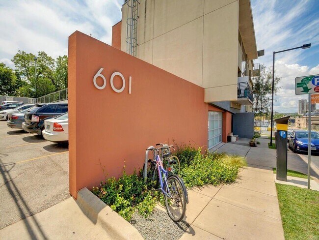 Building Photo - 601 Brushy St