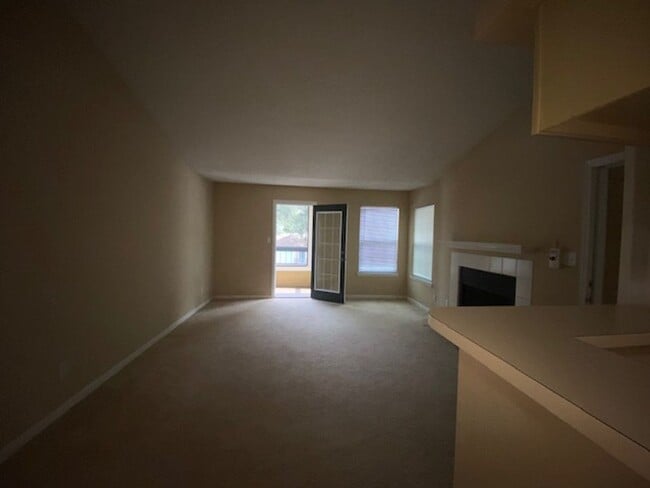 Building Photo - $300 OFF FIRST MONTHS RENT!/ 2 BEDROOM 2 B...