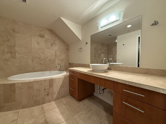 Building Photo - Penthouse Loft in Prime Downtown Location!