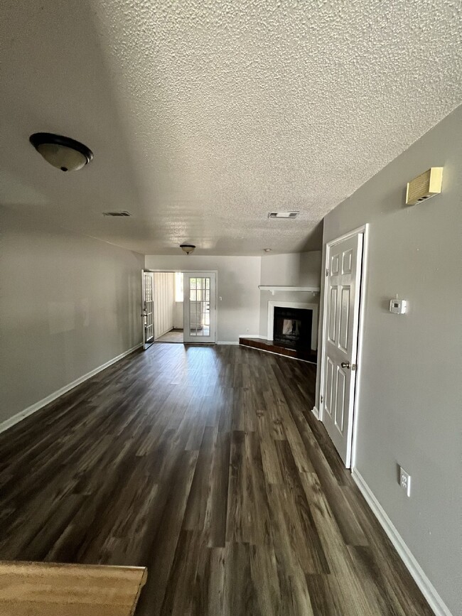 Building Photo - Townhouse For Rent
