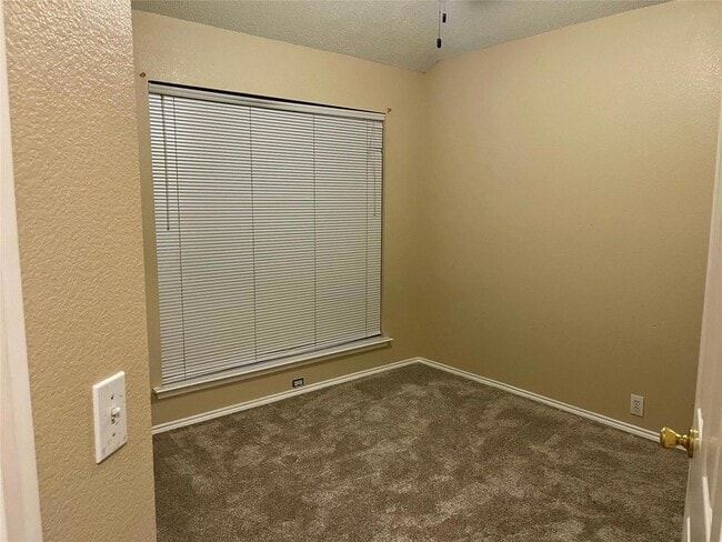 Building Photo - 1505 Fairfield Ct