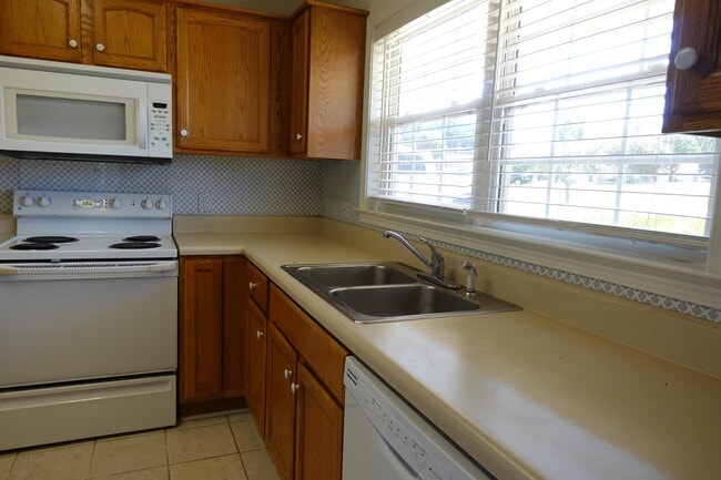 Building Photo - 206 River Oaks Cir