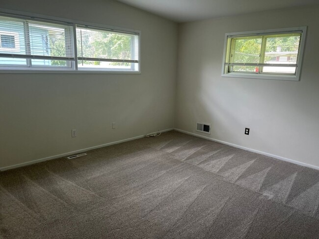 Building Photo - Spacious Split Level