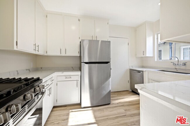 Building Photo - 121 Crescent Dr