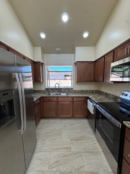 Kitchen - 709 Pampas Pl
