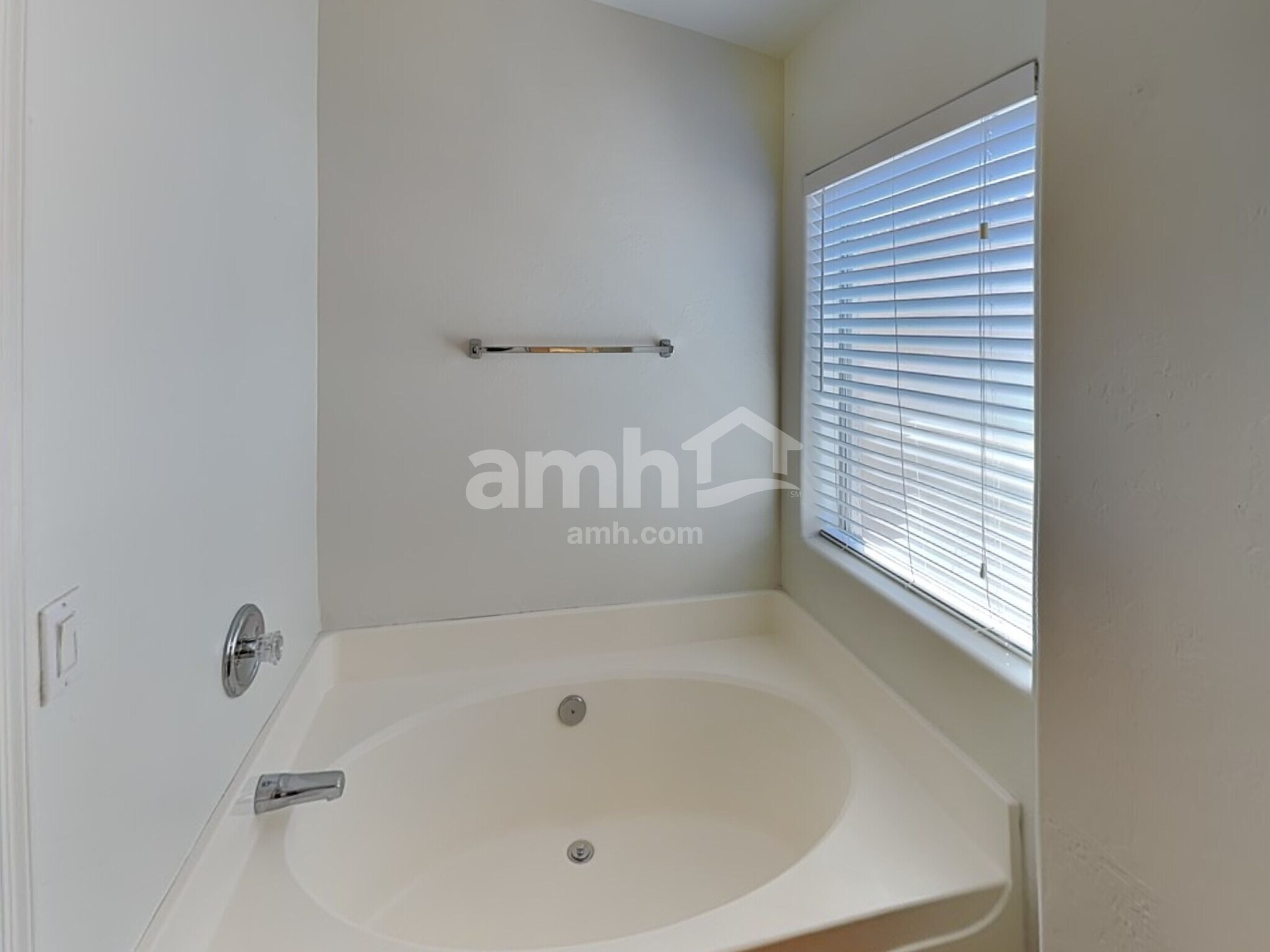 Building Photo - 5361 W Huntington Dr