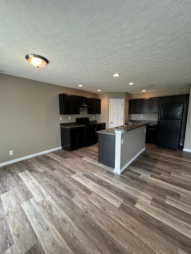 Building Photo - 3 Bedroom Single Family Home Available in ...