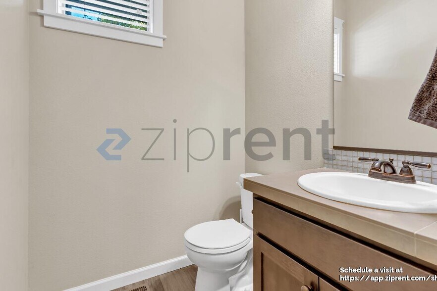 Building Photo - 2812 25th Pl