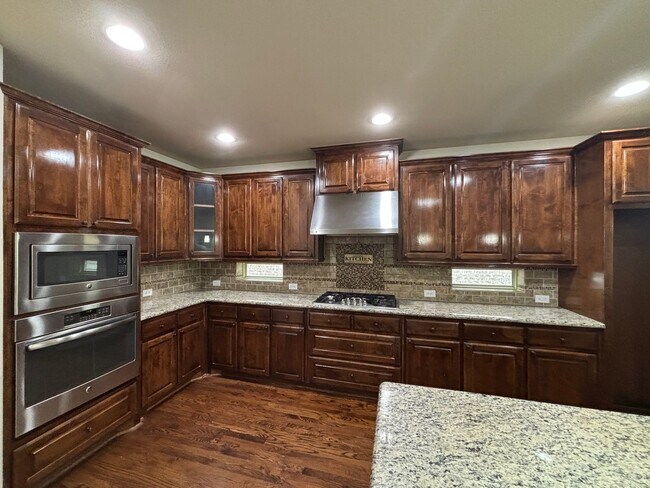 Building Photo - 5 BR/4BA | Updated Single Family Home | 2-Car Garage | Gated backyard