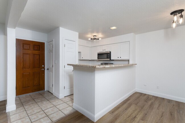 Building Photo - Villa Borgata Condo with Newer Flooring, P...
