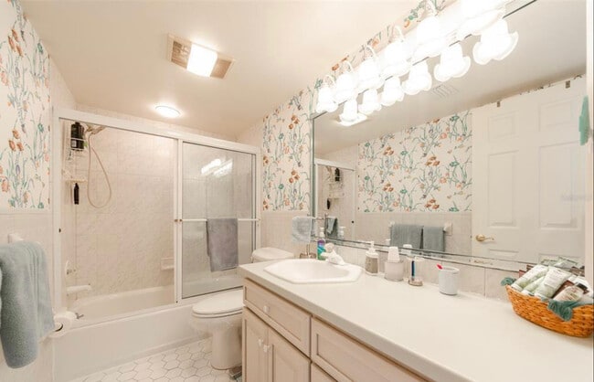 Building Photo - 868 Bayway Blvd