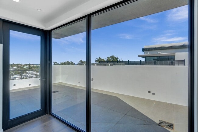 Building Photo - Gorgeous New Townhouse on the Beach