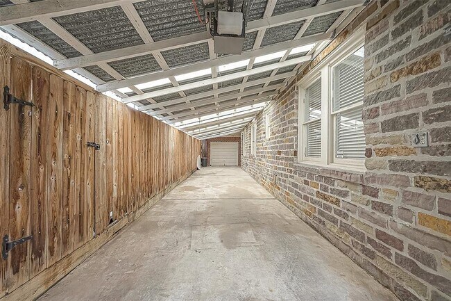 Building Photo - 707 Peden St