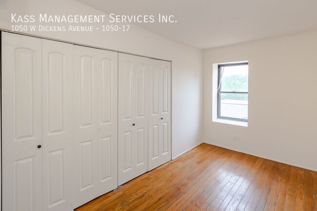 Building Photo - 1050 W Dickens Ave
