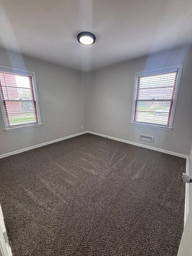 Building Photo - 1380-1380.5-13805 O Ave NE