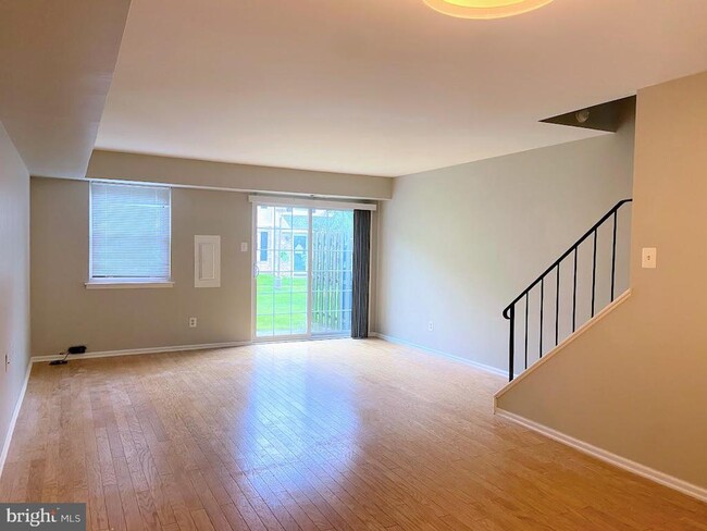 Building Photo - 27 Barclay Ct