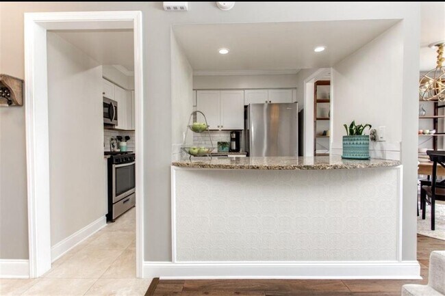 Building Photo - 6980 Roswell Rd