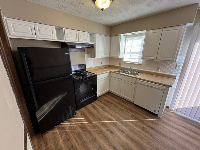 Building Photo - Updated 2 bedroom 1.5 bath Townhome in a g...